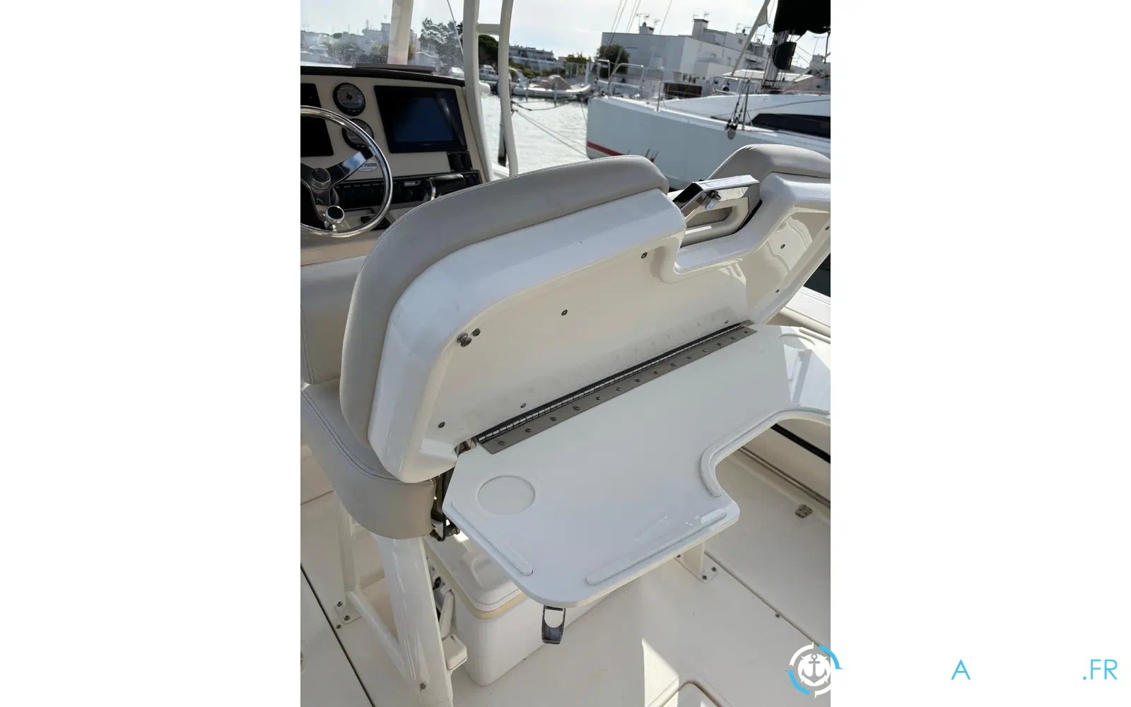 slider 7 Boston Whaler 230 Outrage