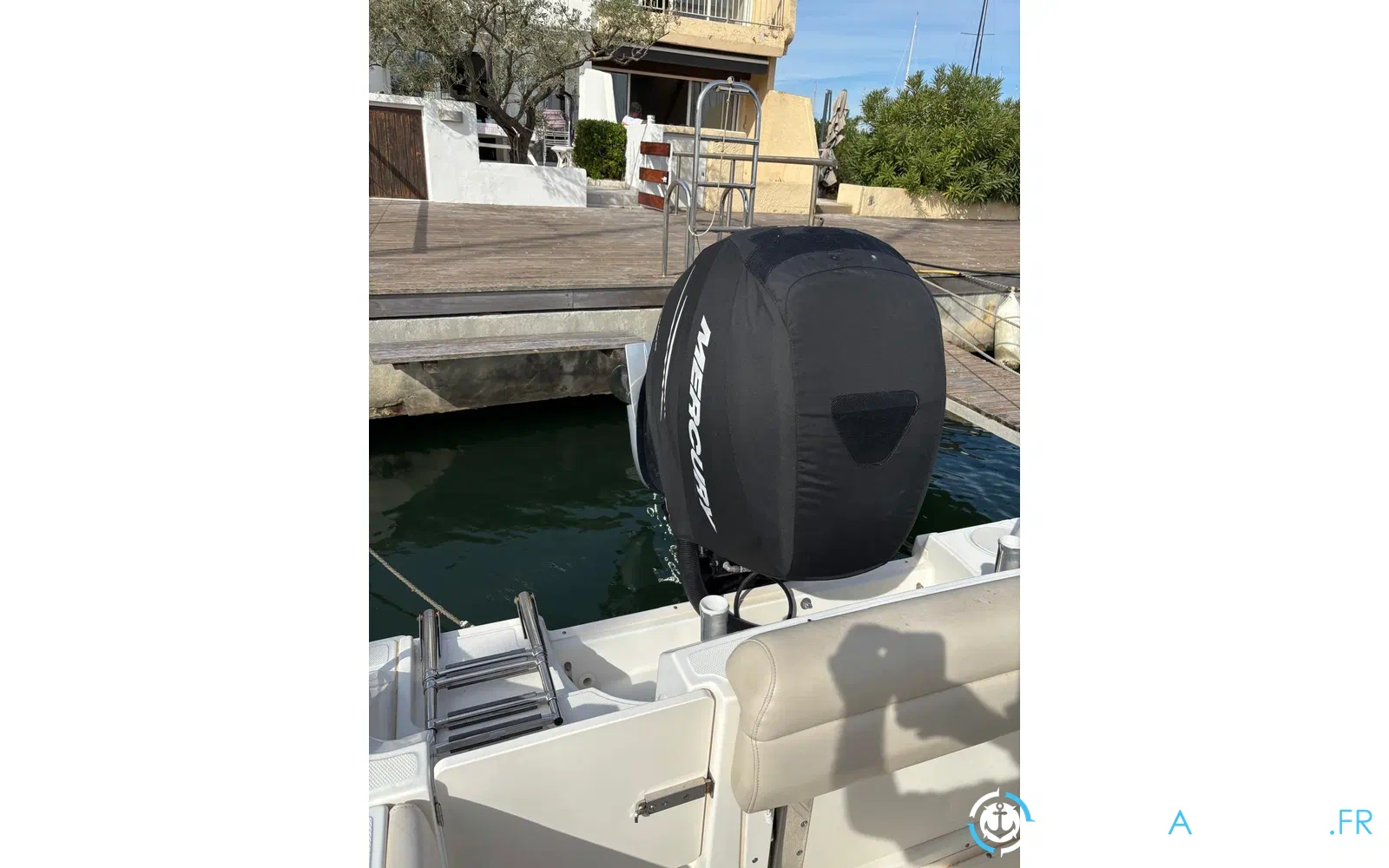 slider 8 Boston Whaler 230 Outrage