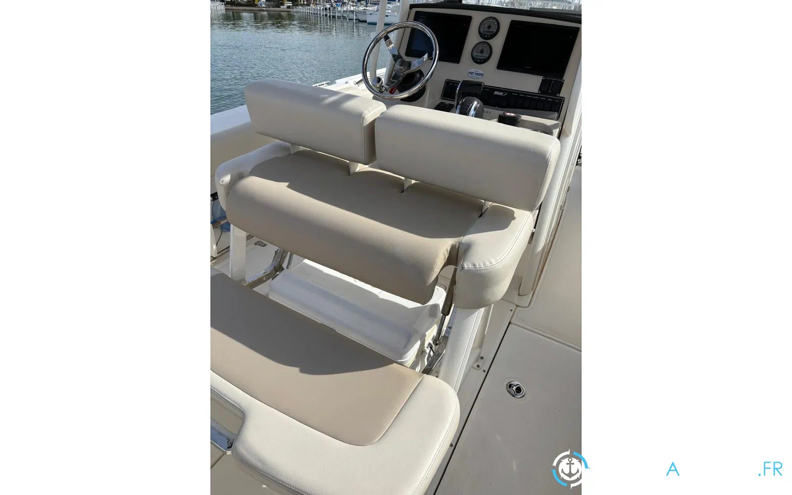 slider 9 Boston Whaler 230 Outrage