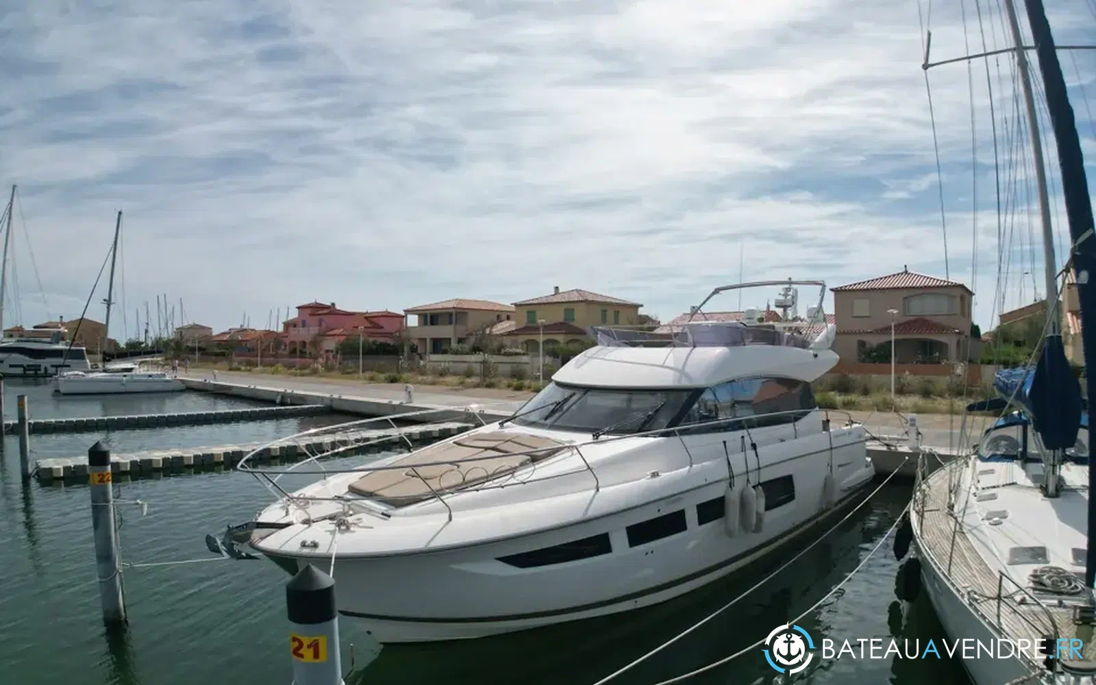 slider 1 Prestige Yachts 500 Fly