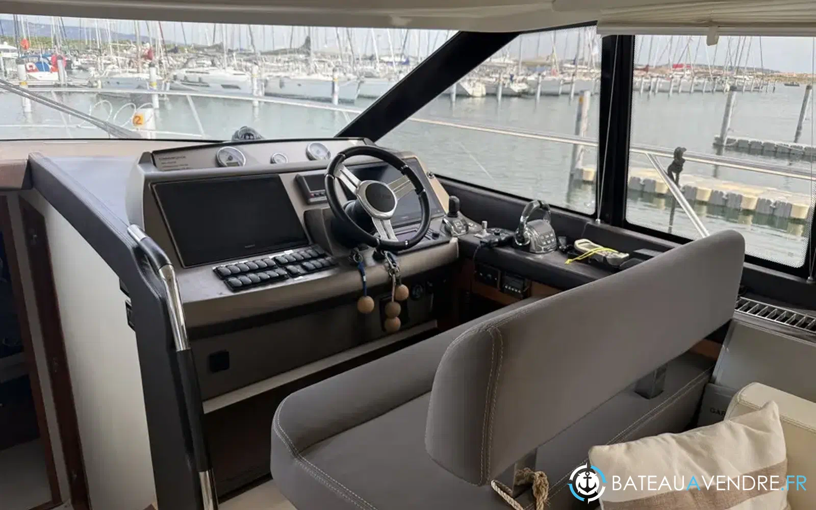 slider 28 Prestige Yachts 500 Fly