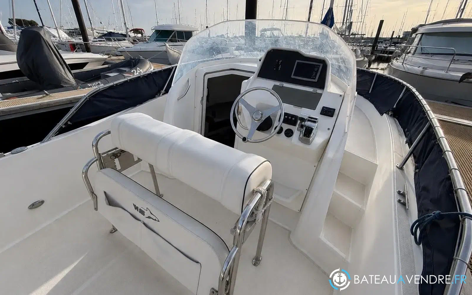 slider 10 Kelt White Shark 228
