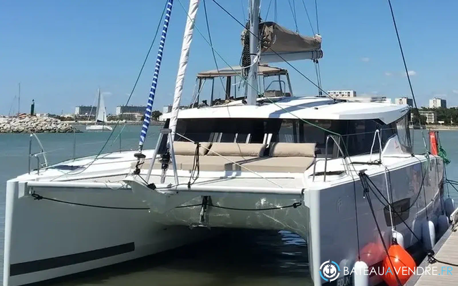 slider 0 Fountaine Pajot Lucia 40