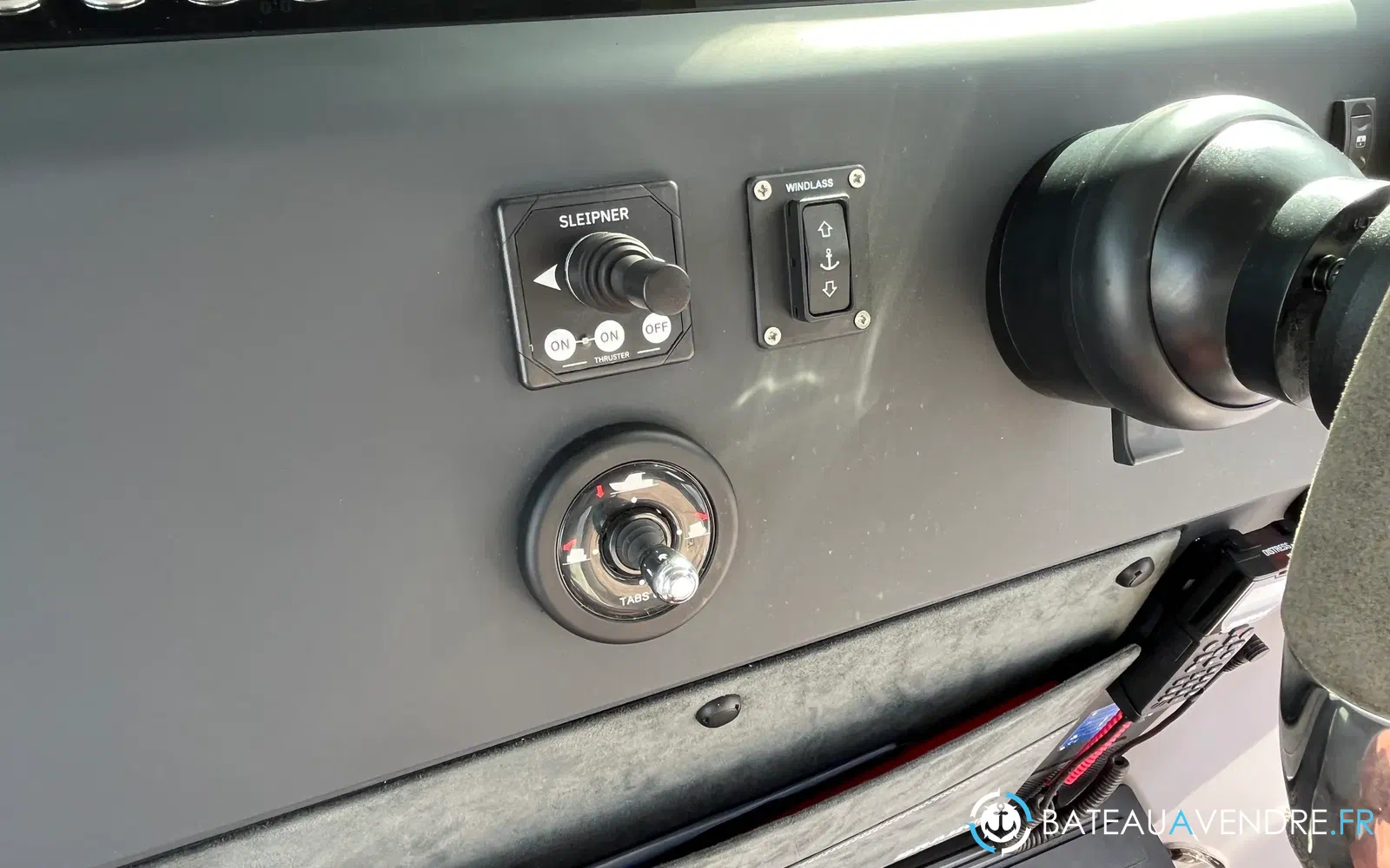 slider 20 Axopar 37 XC Cross Cabin