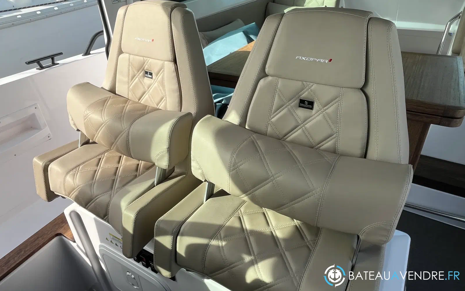 slider 23 Axopar 37 XC Cross Cabin