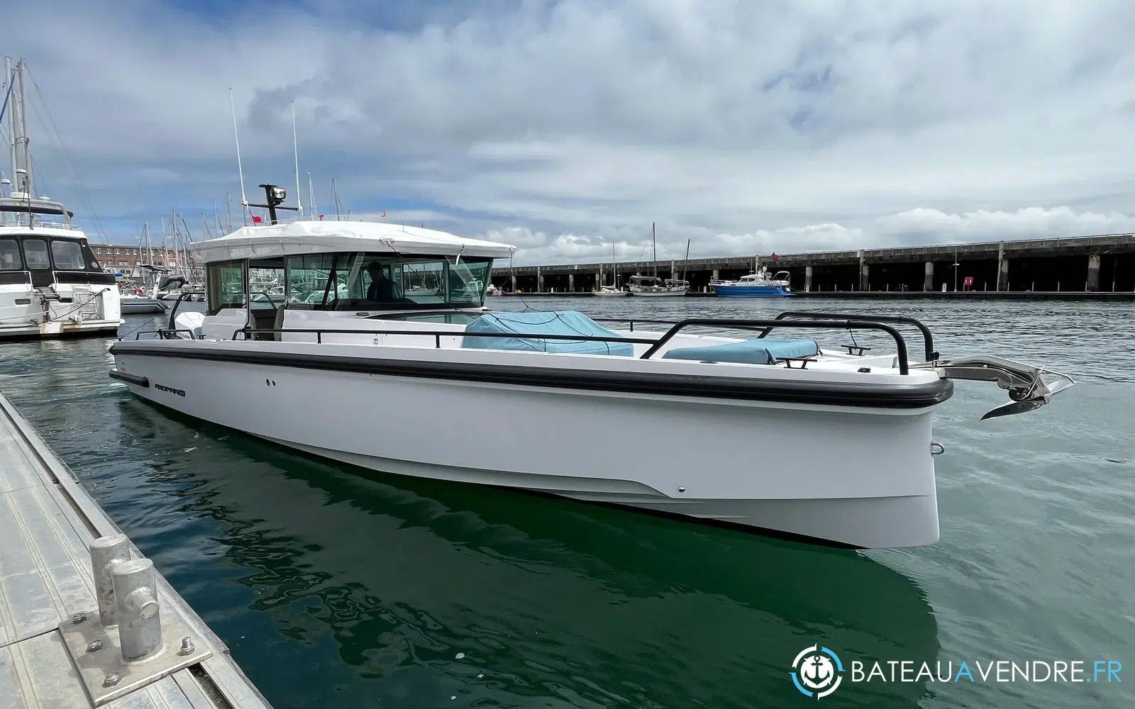 slider 0 Axopar 37 XC Cross Cabin