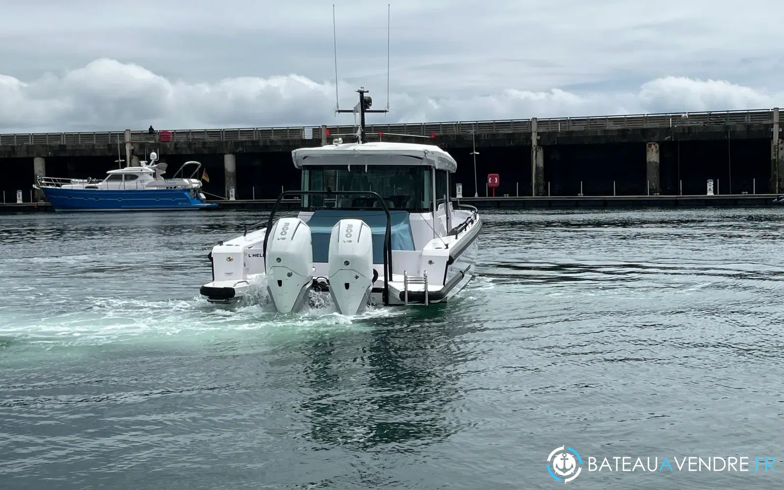 slider 3 Axopar 37 XC Cross Cabin