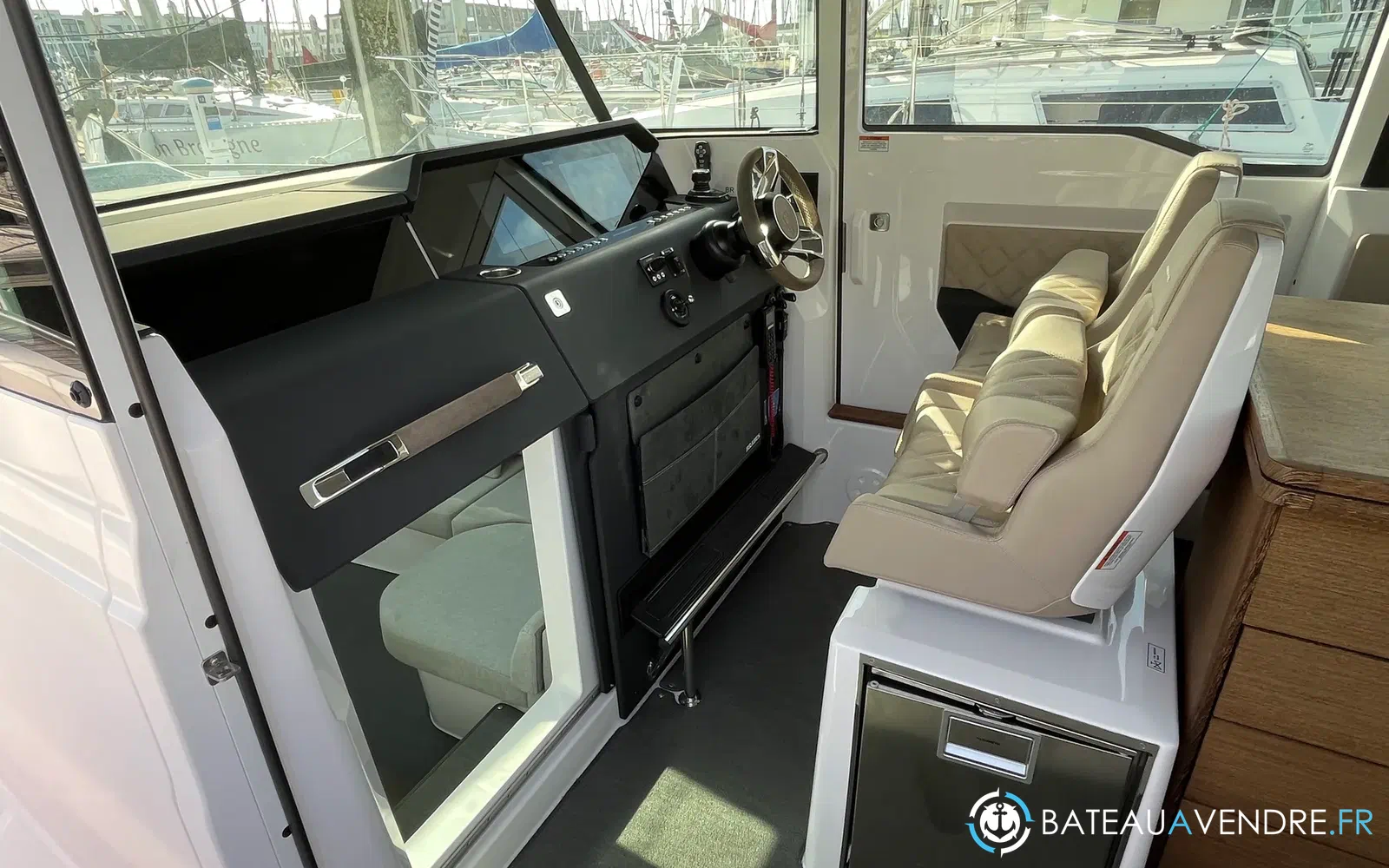 slider 18 Axopar 37 XC Cross Cabin