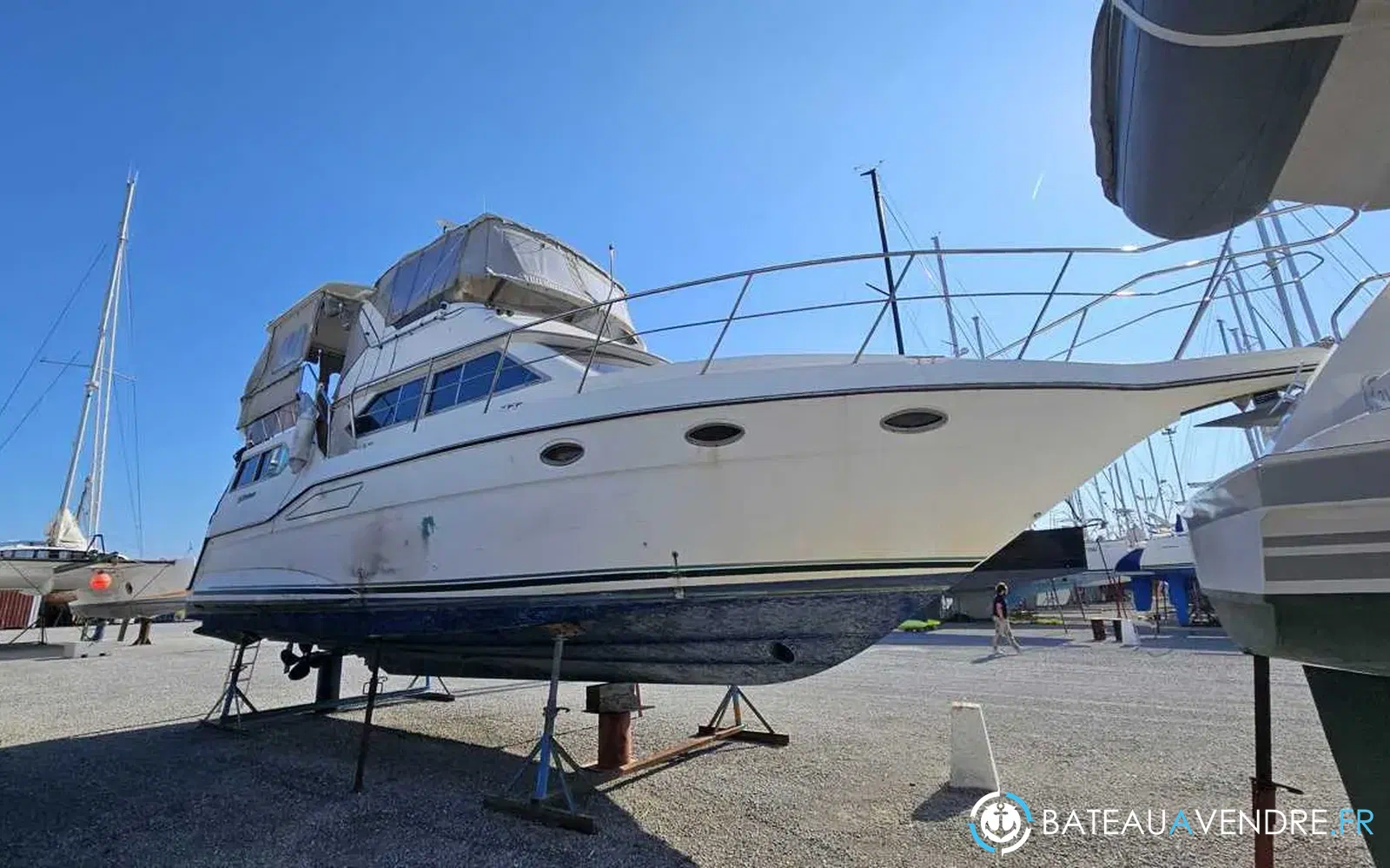 slider 1 Cruisers Yachts 3850 AFT