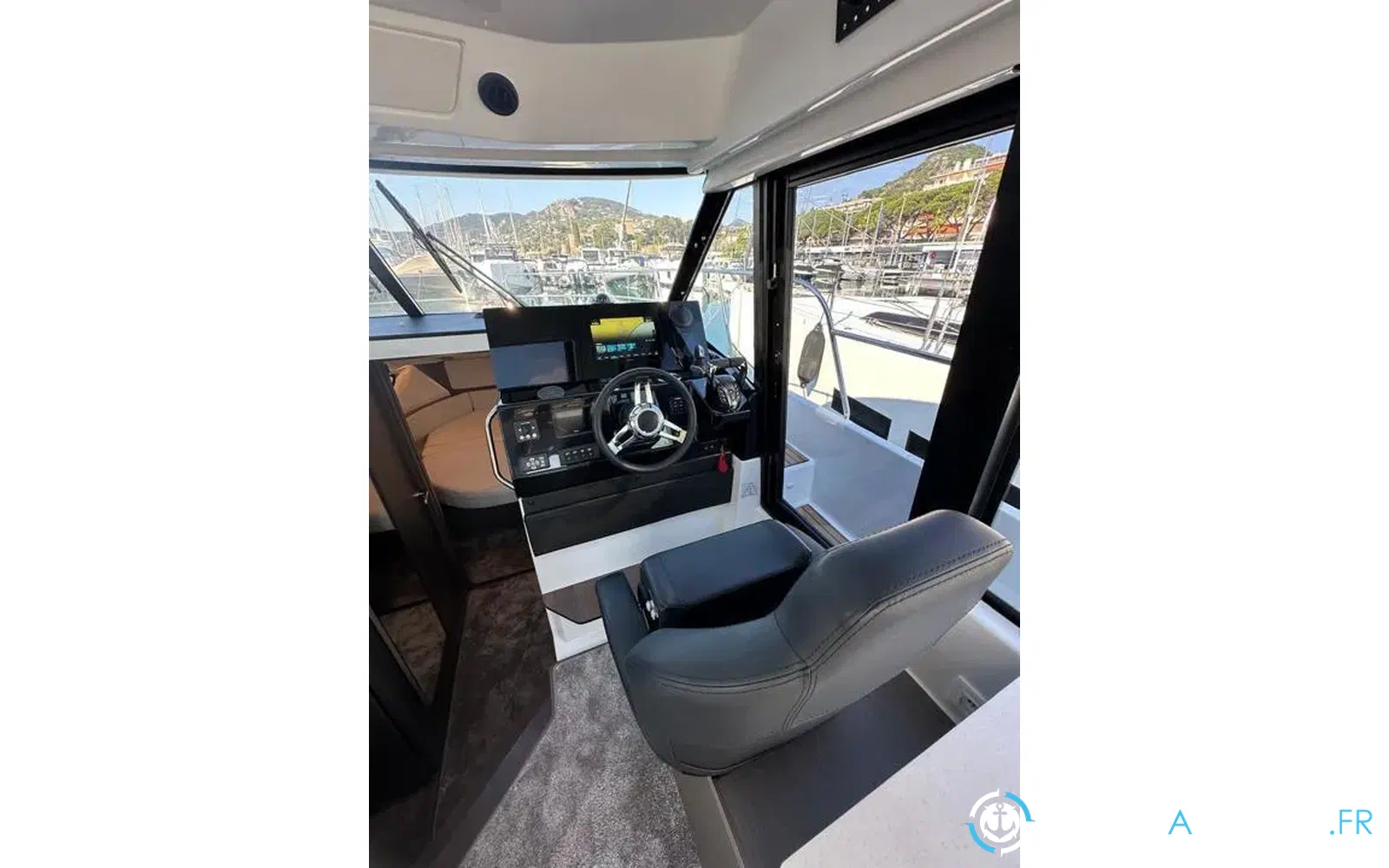slider 6 Jeanneau Merry Fisher 1095 coupé