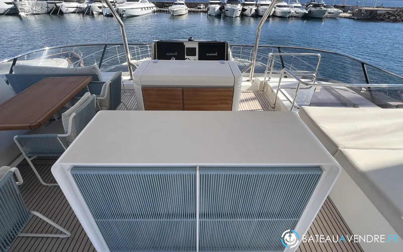 slider 32 Prestige Yachts M8