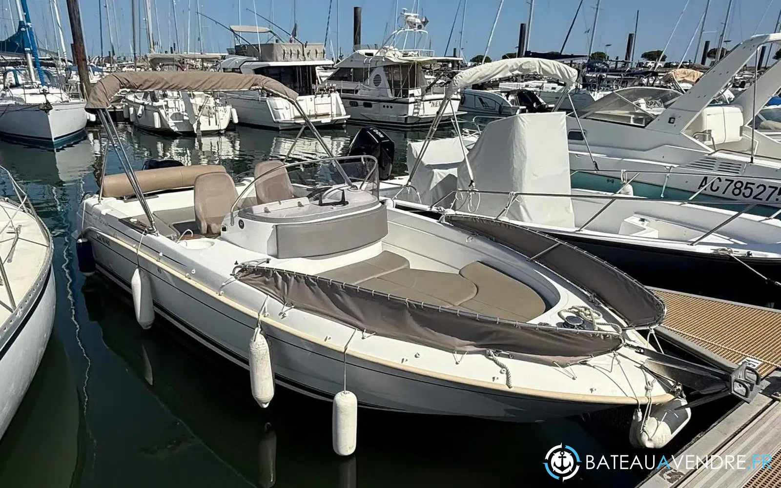 slider 1 B2 Marine Cap Ferret 652 Open