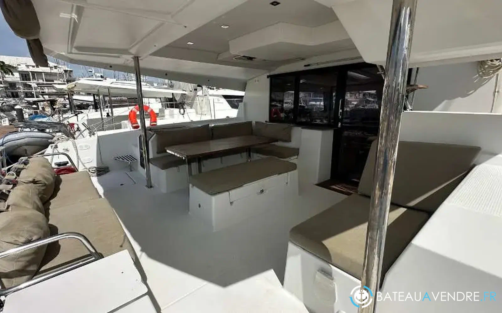 slider 10 Fountaine Pajot Saona 47