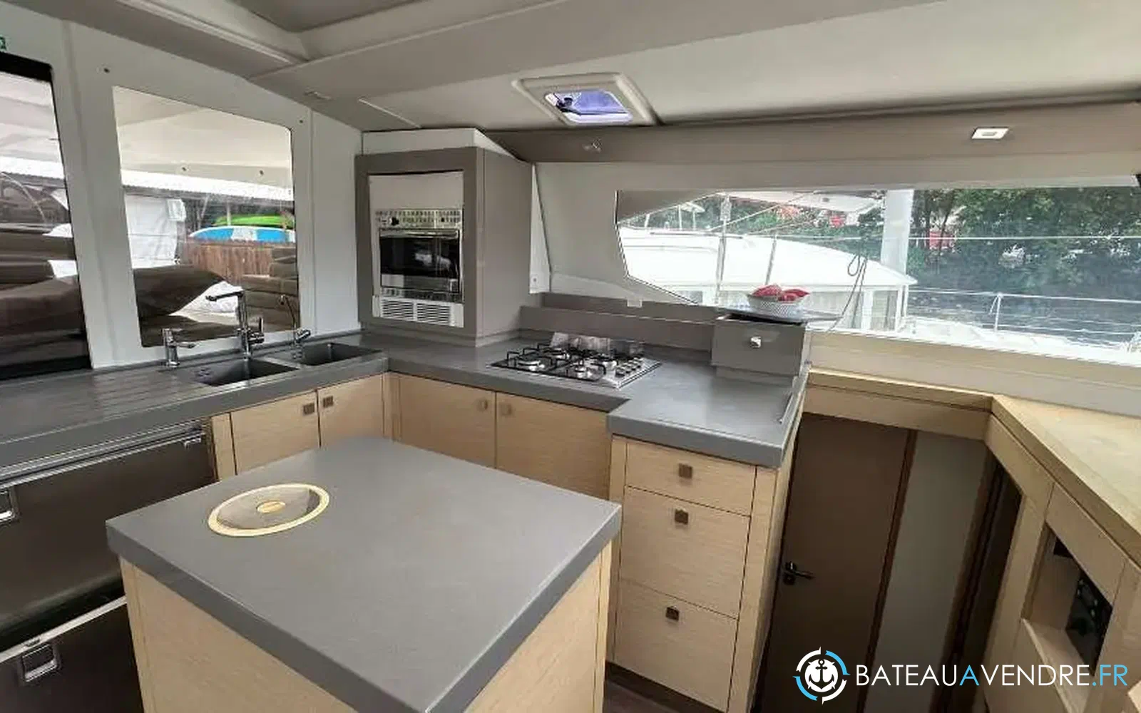 slider 3 Fountaine Pajot Saona 47