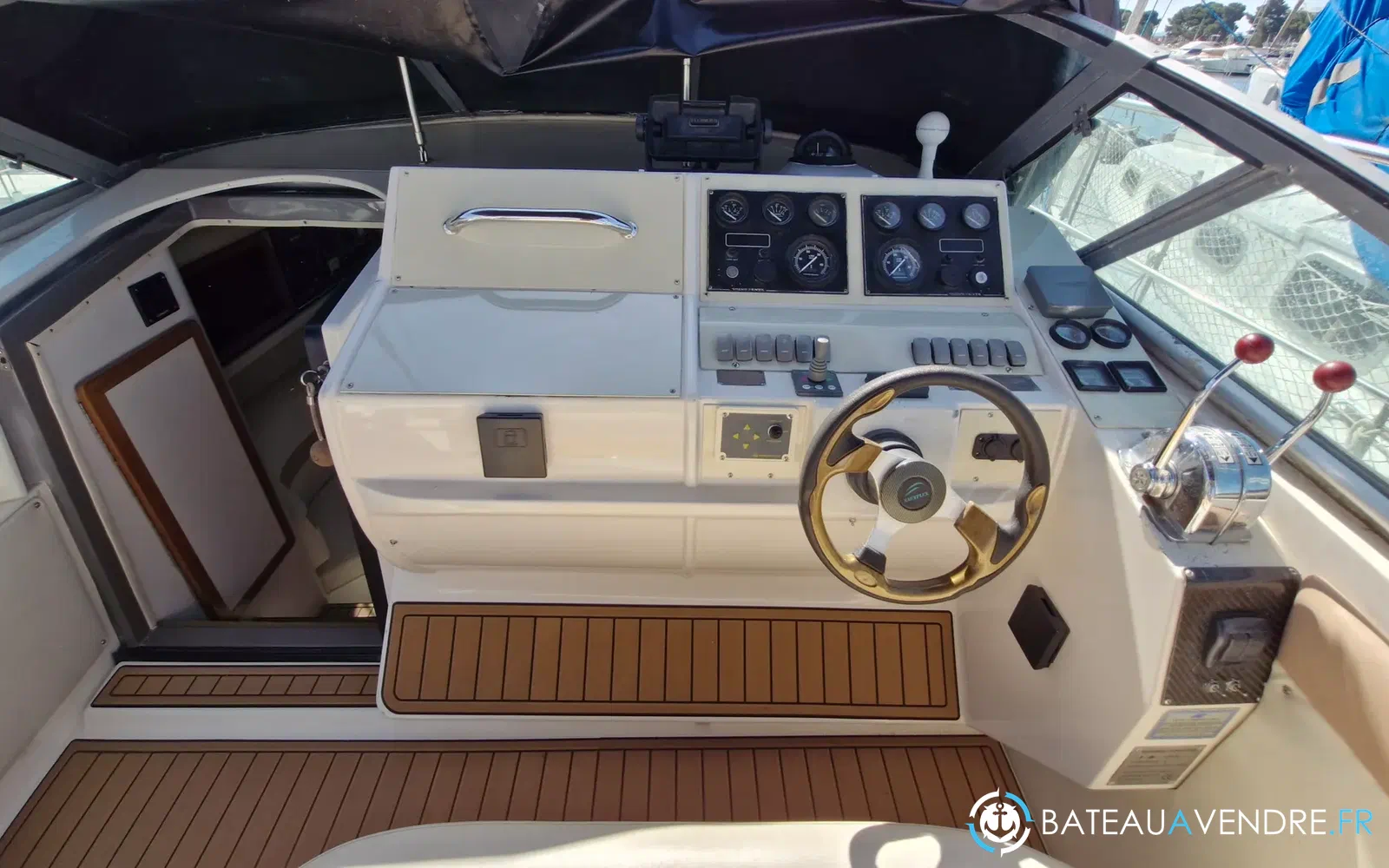 slider 7 Cruisers Yachts 3070 Rogue