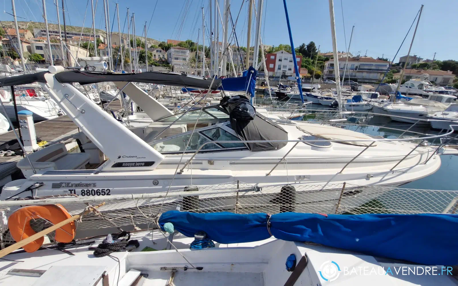 slider 2 Cruisers Yachts 3070 Rogue