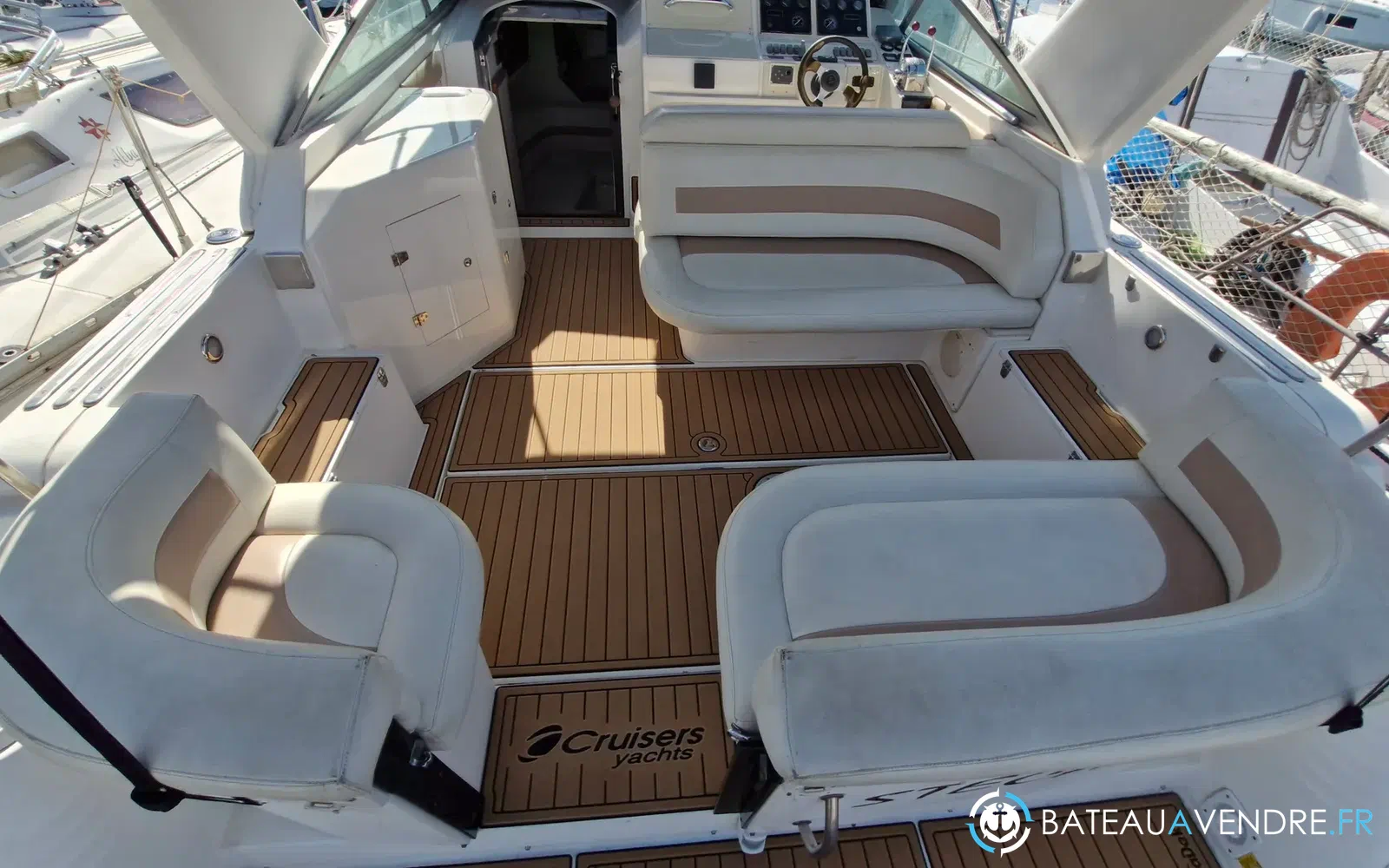 slider 3 Cruisers Yachts 3070 Rogue