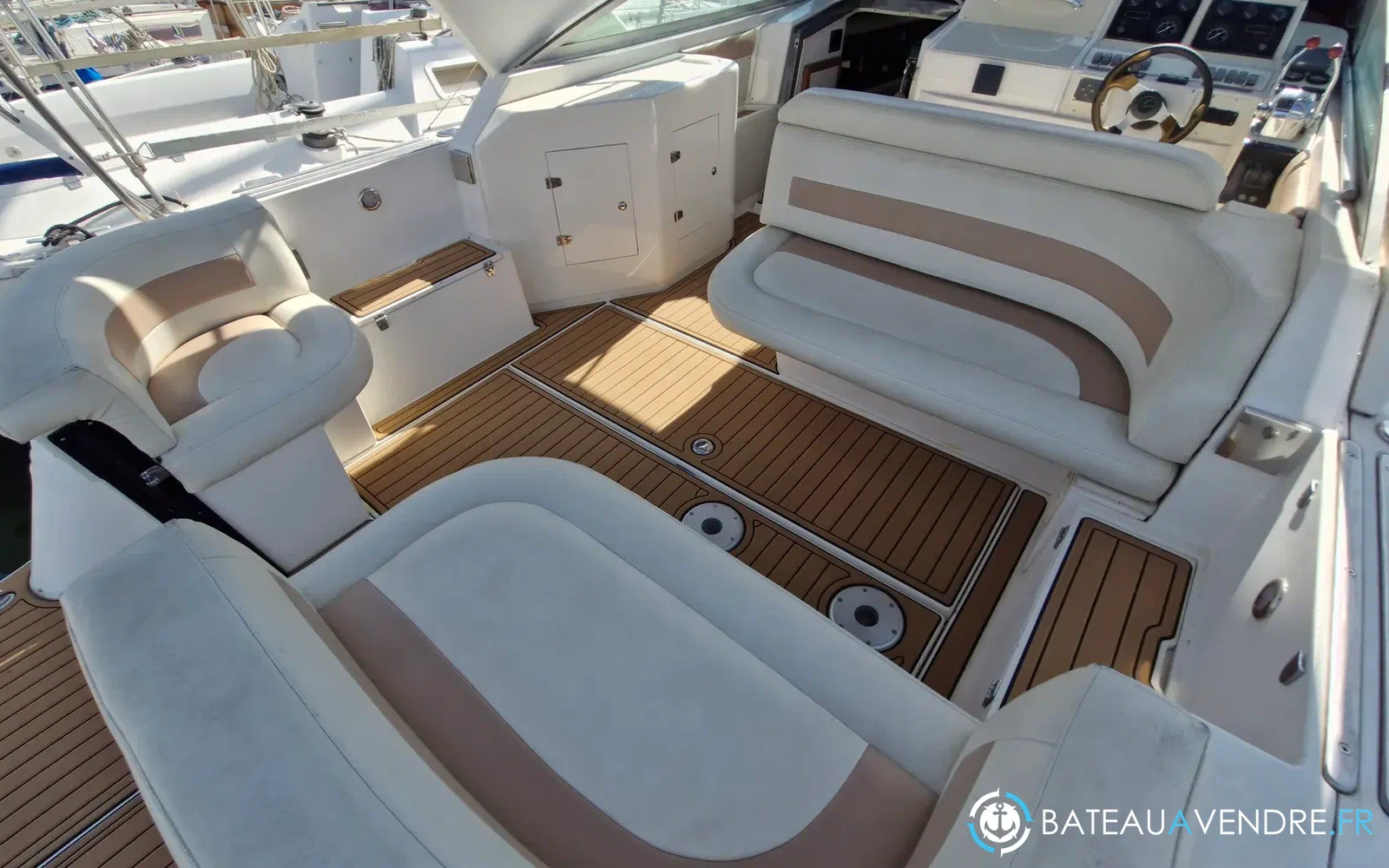 slider 4 Cruisers Yachts 3070 Rogue