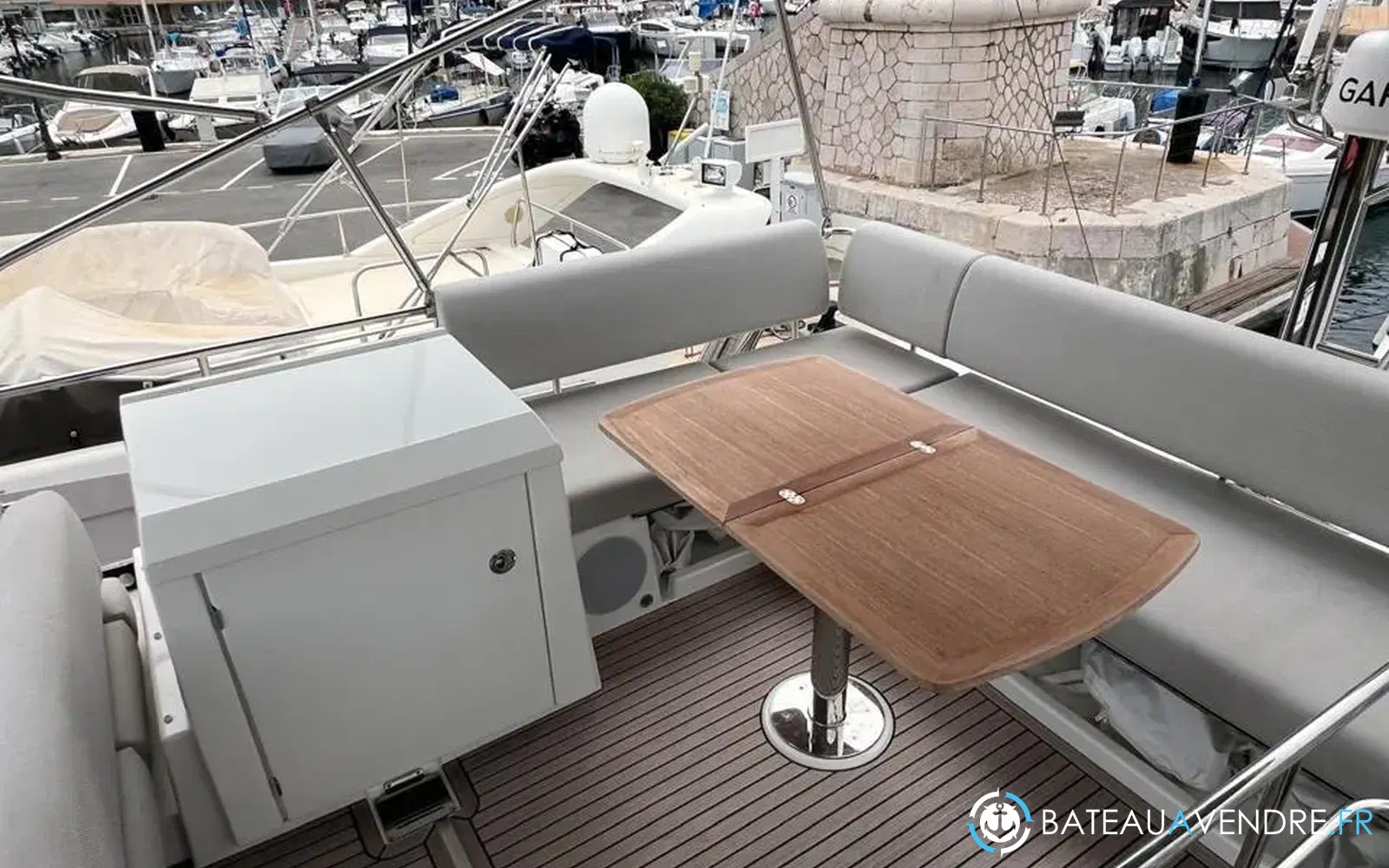 slider 8 Prestige Yachts F4.9