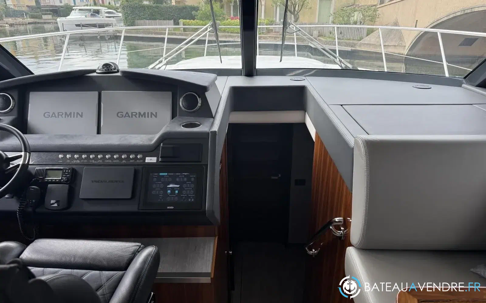 slider 8 Riviera 4800 SPORT YACHT SÉRIE II ÉDITION PLATINE
