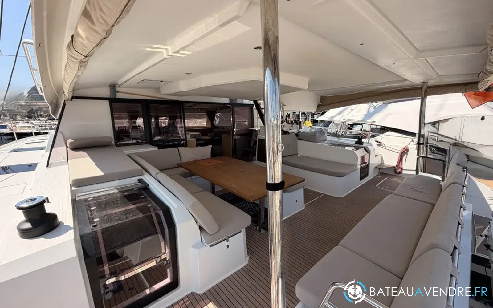slider 10 Fountaine Pajot Aura 51