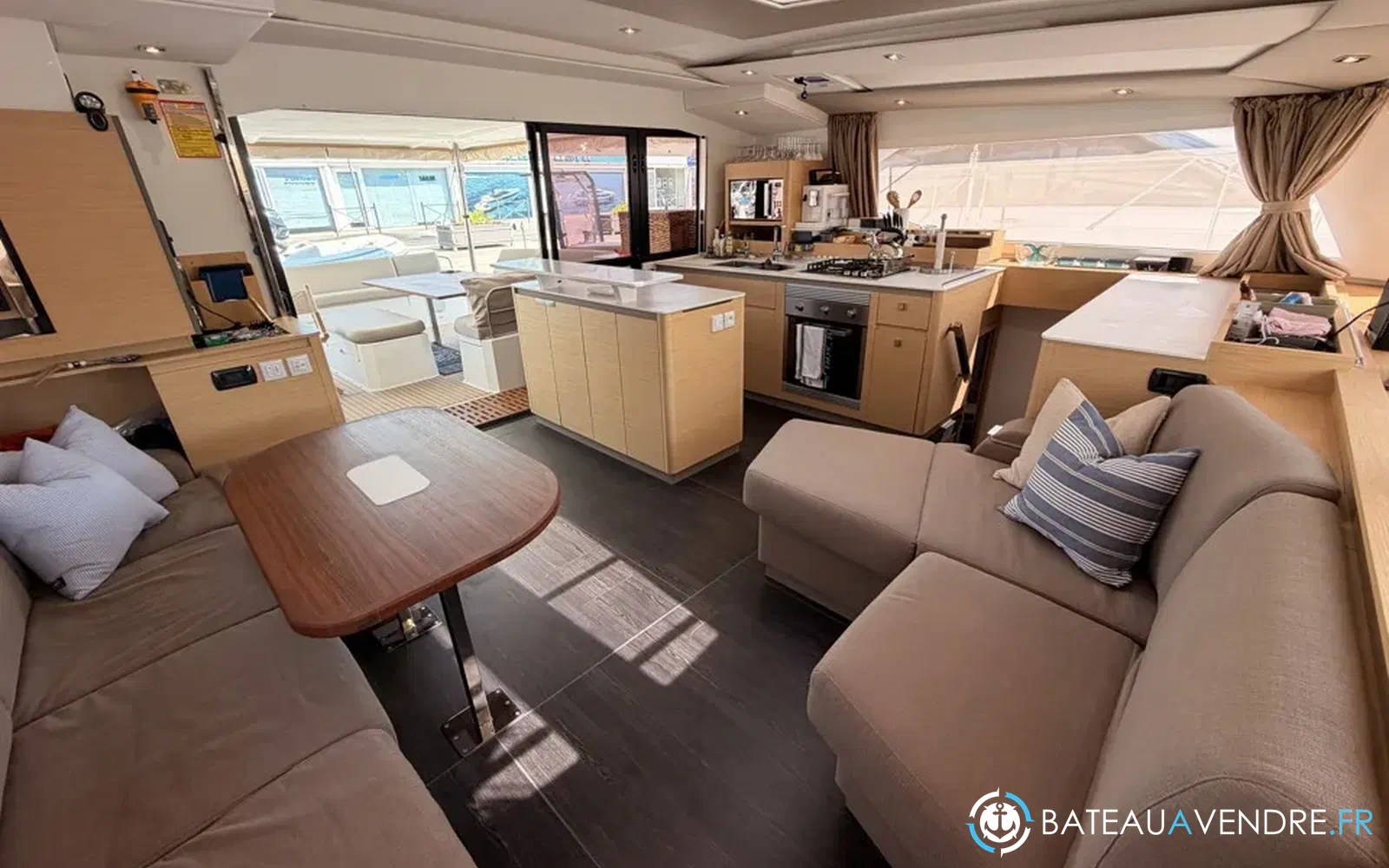 slider 55 Fountaine Pajot Aura 51
