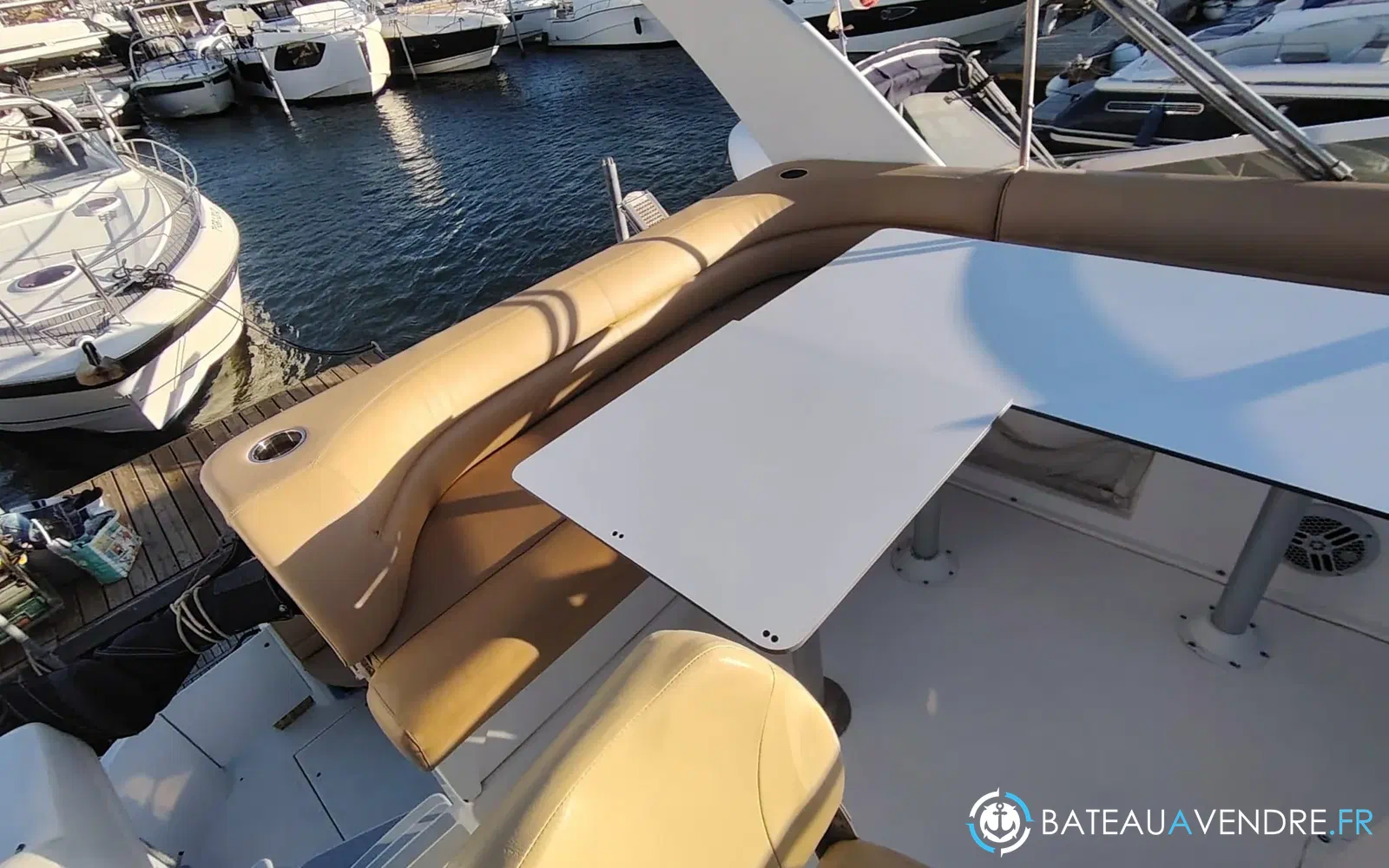 slider 4 Cruisers Yachts 3585 Flybridge