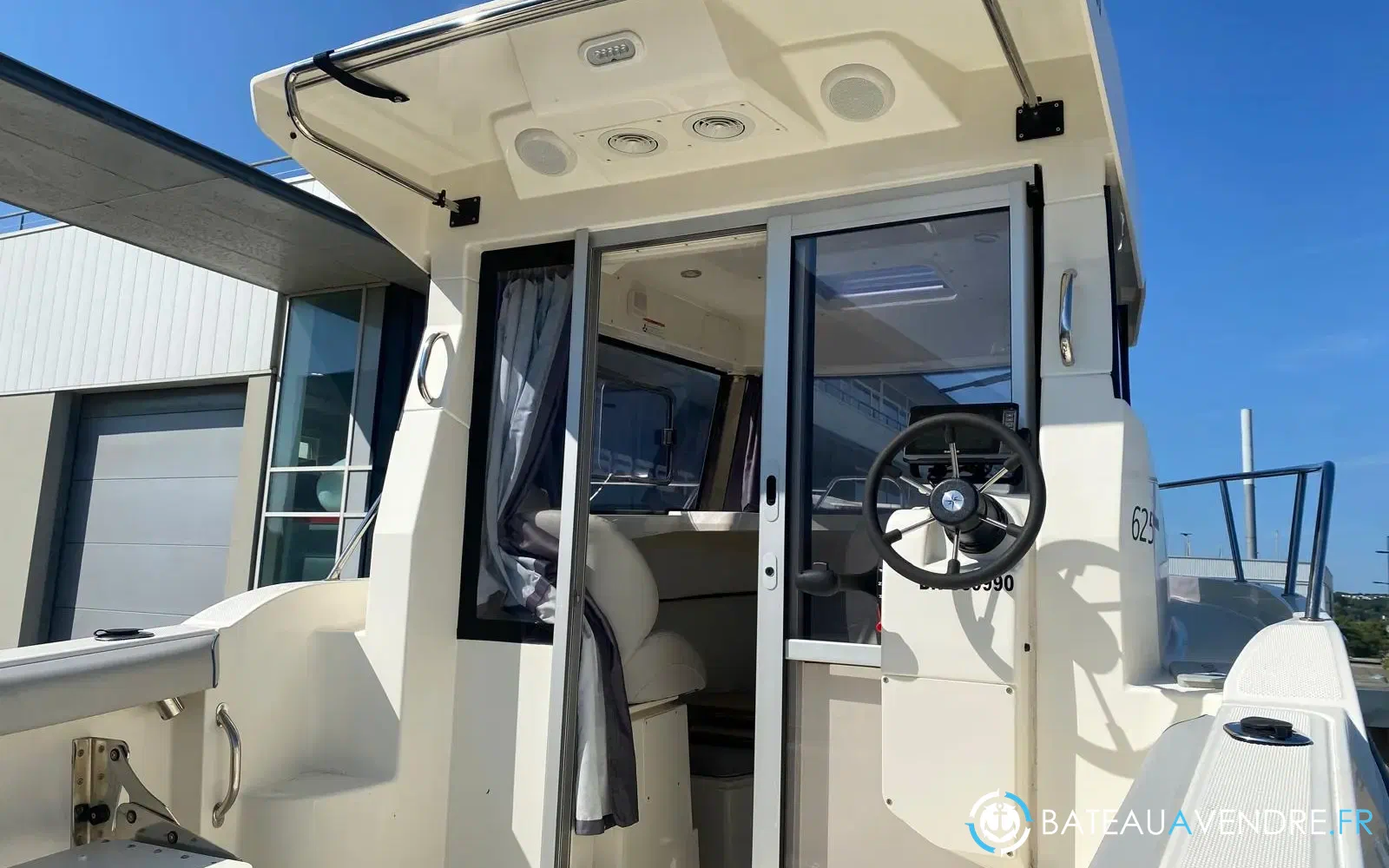 slider 10 Quicksilver 625 pilothouse
