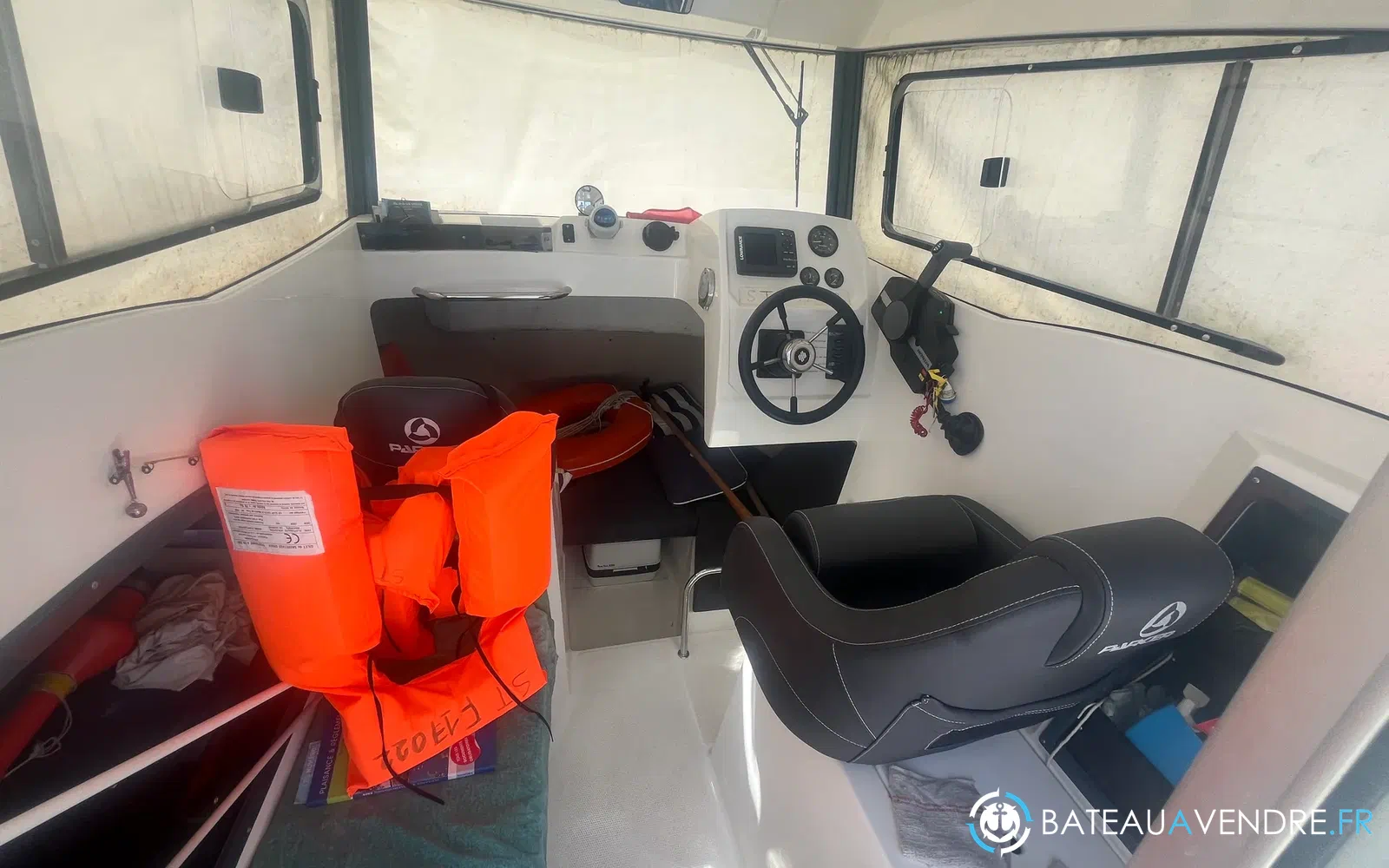 slider 5 Parker 660 Pilothouse