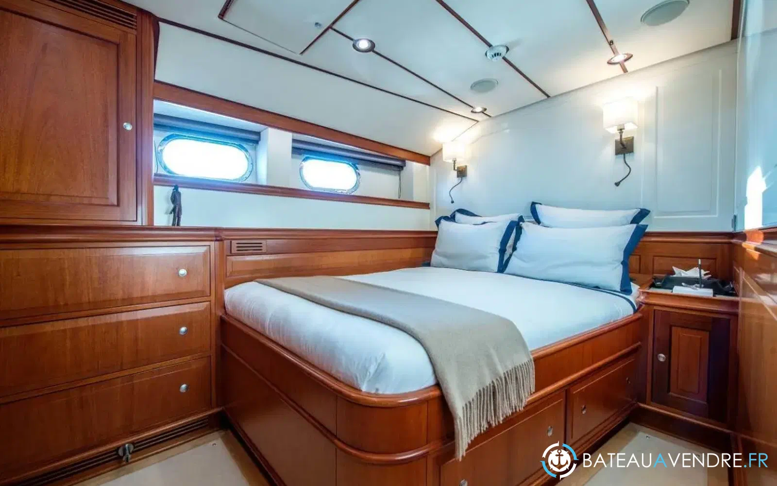 slider 11 Dutch Yacht Corto Maltese