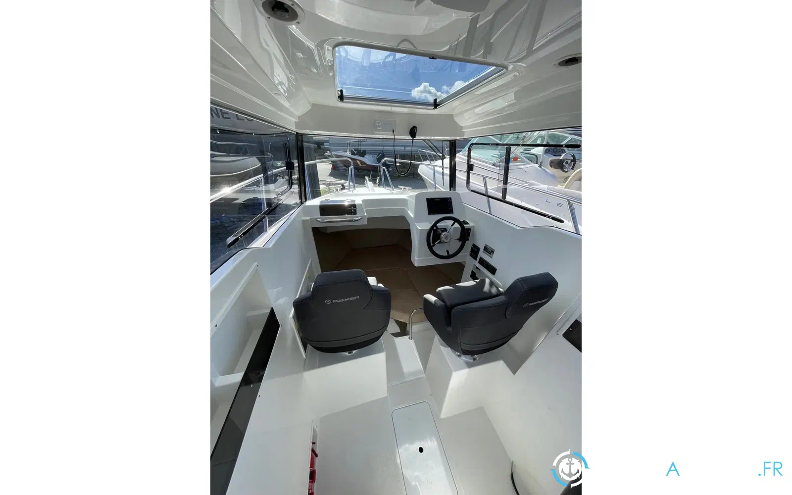slider 4 Parker 700 Pilothouse