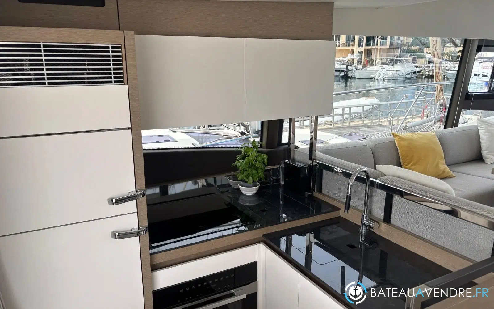 slider 9 Prestige Yachts 520 Fly