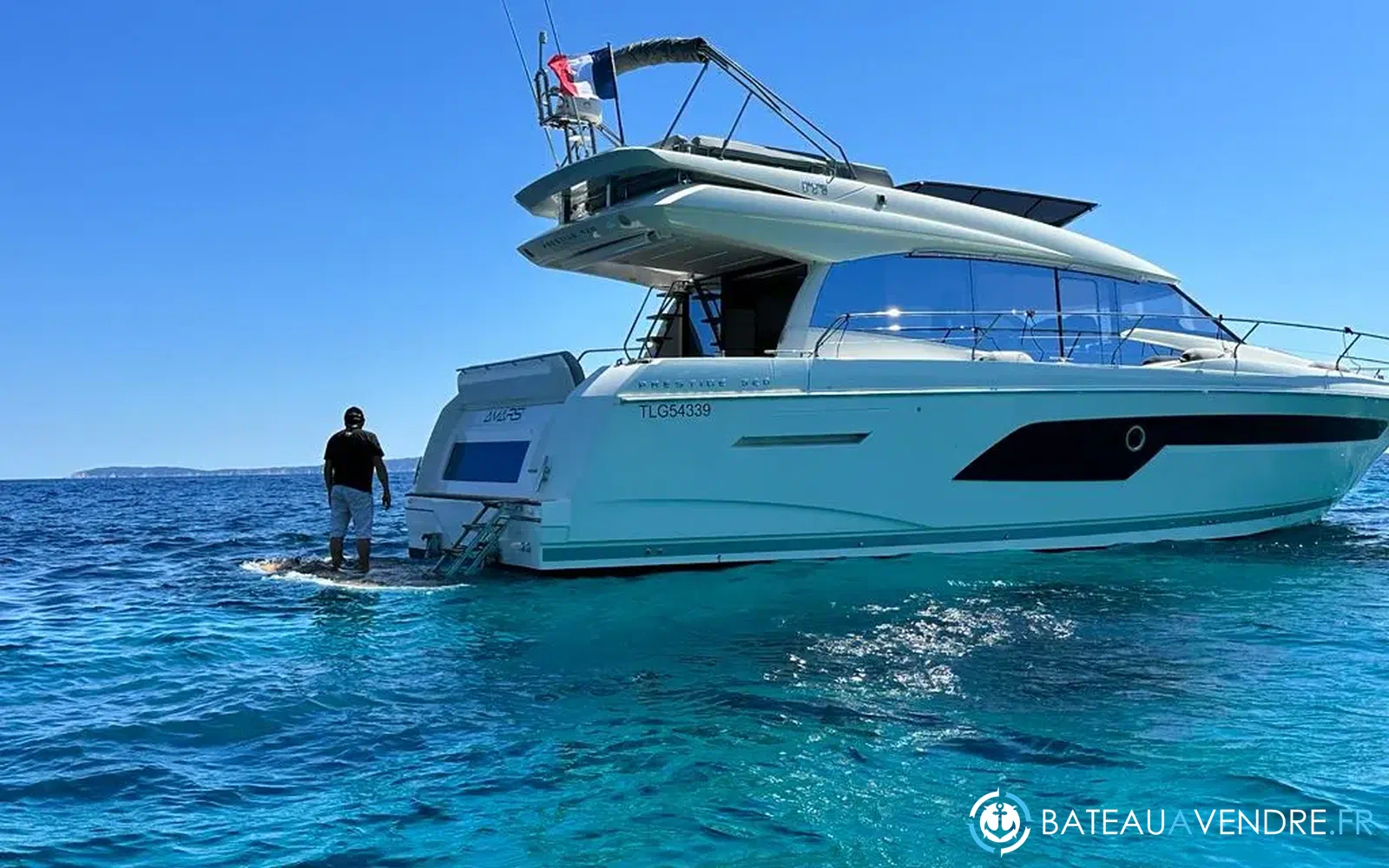 slider 1 Prestige Yachts 520 Fly