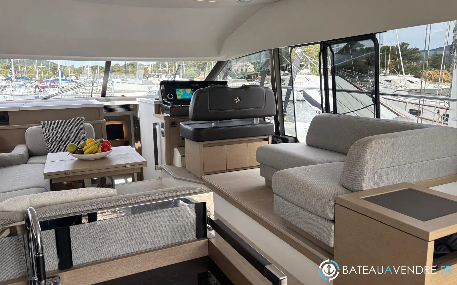slider 8 Prestige Yachts 520 Fly