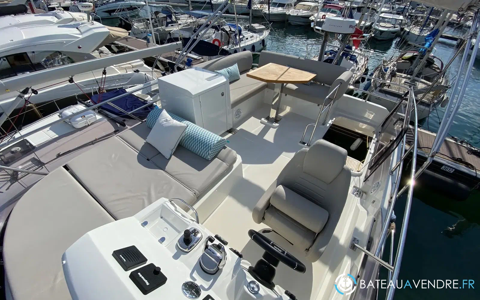 slider 1 Prestige Yachts 420 Fly