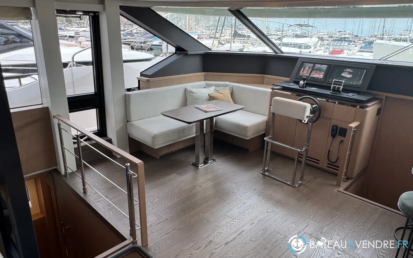 slider 19 Prestige Yachts M8