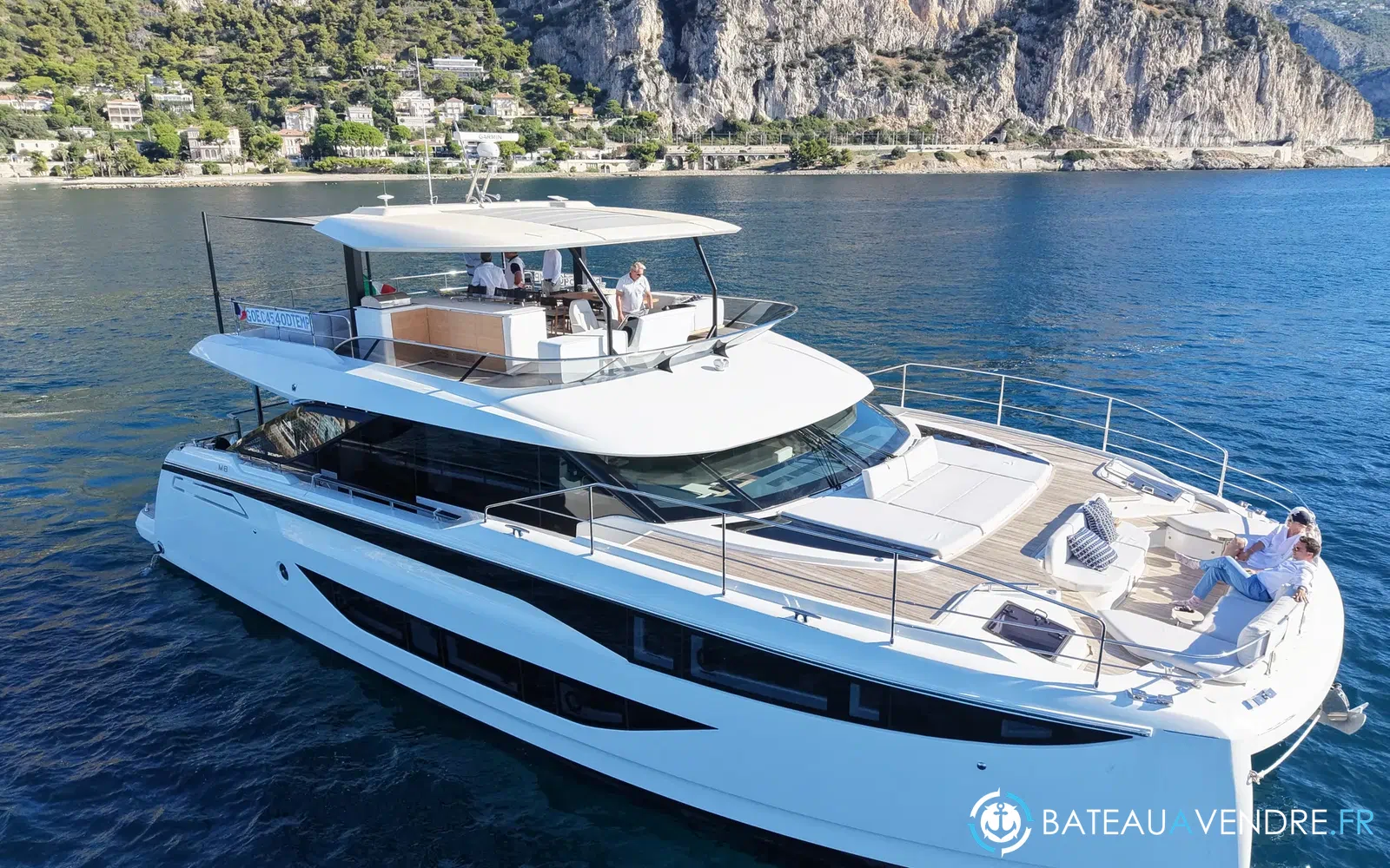 slider 0 Prestige Yachts M8