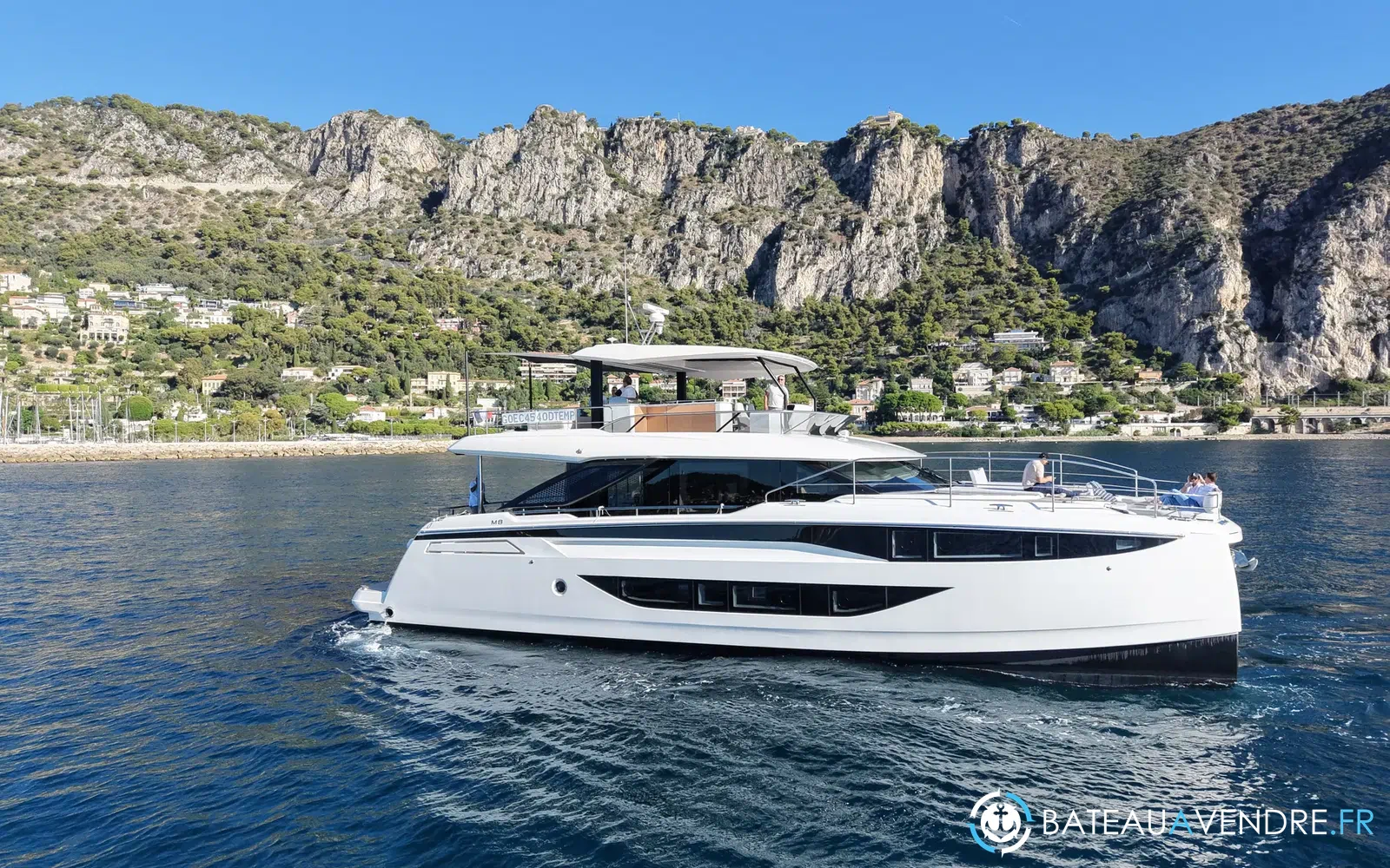 slider 32 Prestige Yachts M8