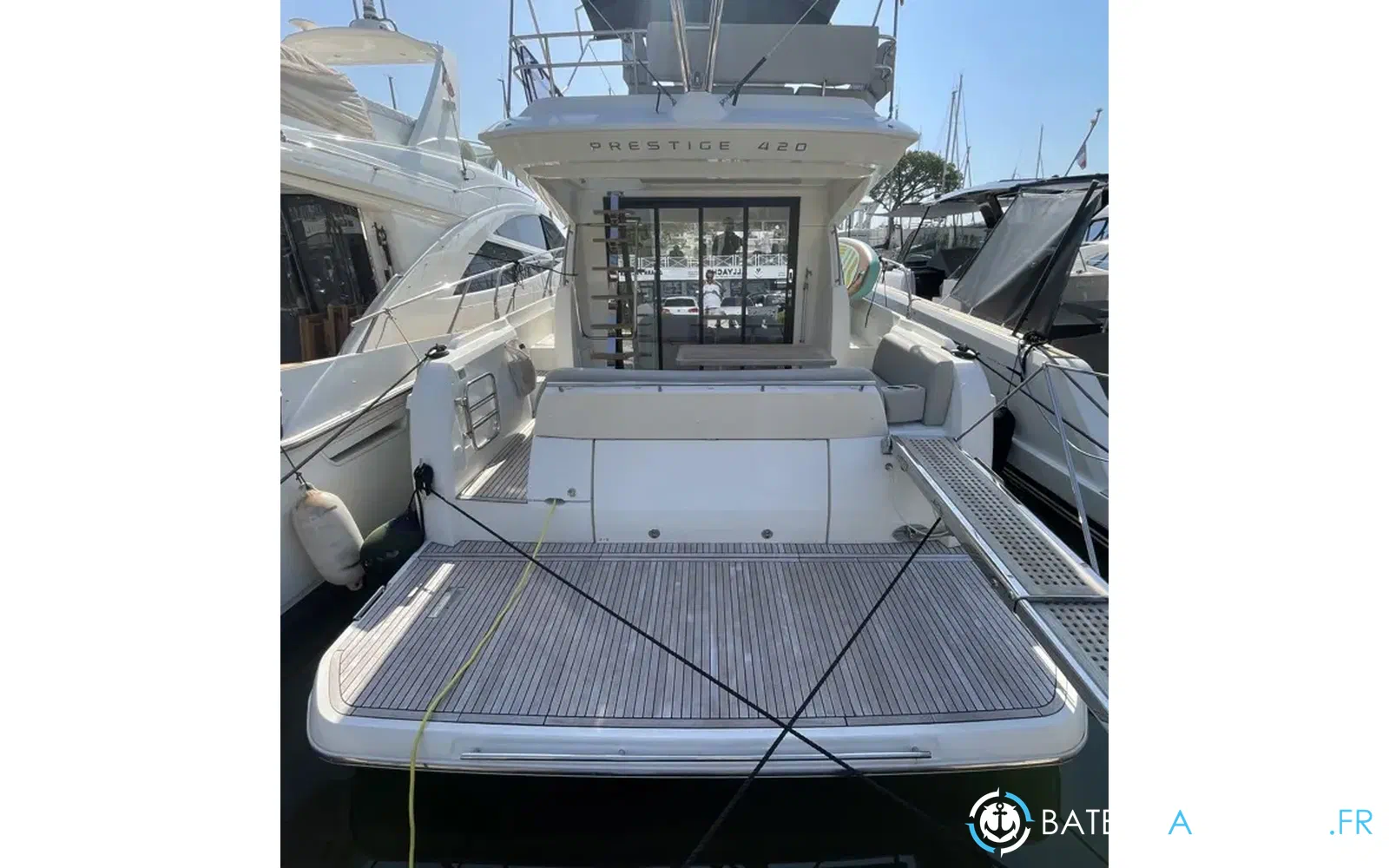 slider 1 Prestige Yachts 420 Fly