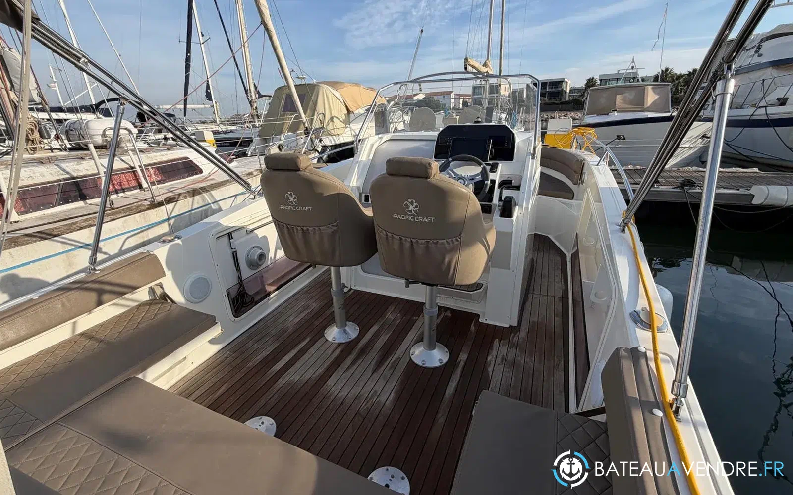 slider 10 Pacific Craft 750 Open