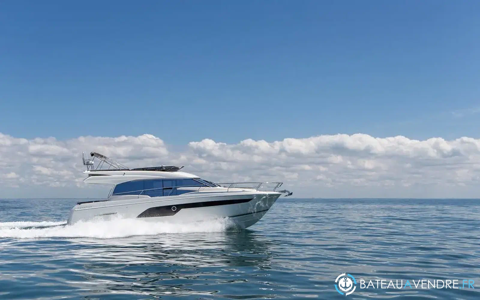 slider 1 Prestige Yachts 520 Fly