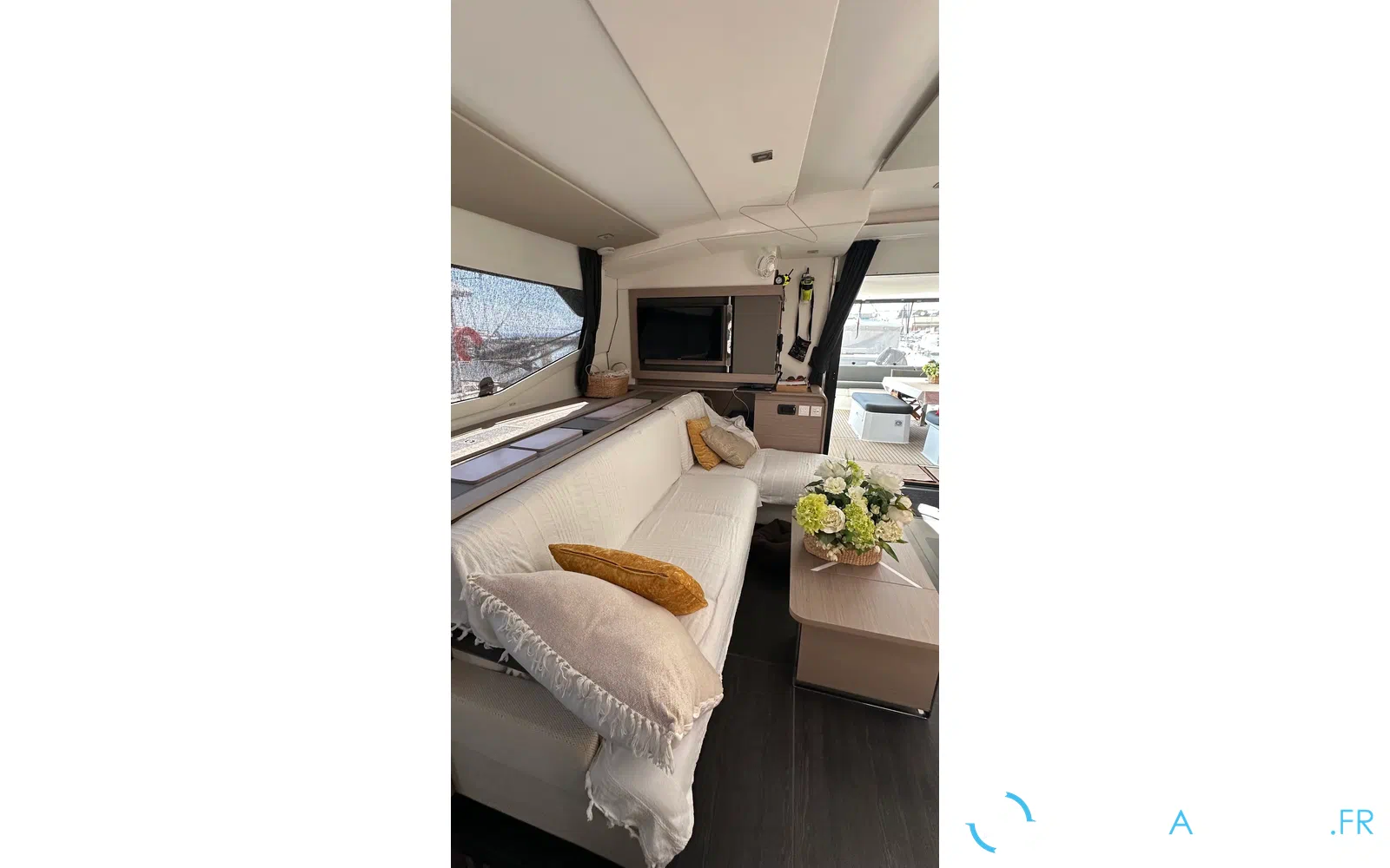 slider 21 Fountaine Pajot Aura 51