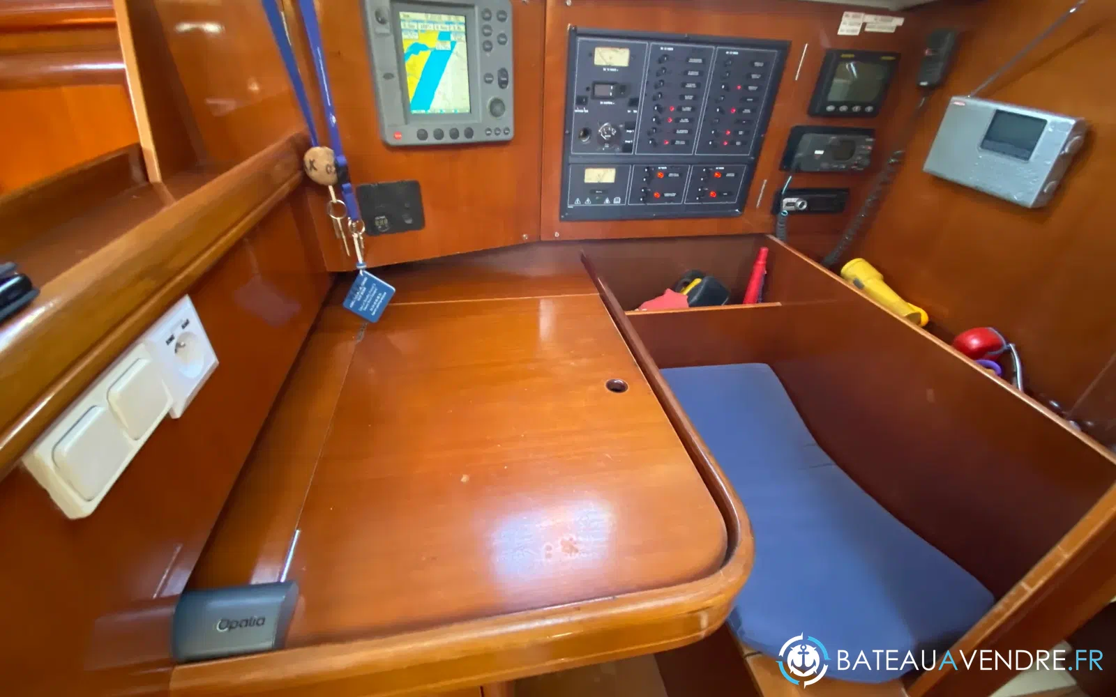 slider 7 Beneteau Oceanis 411 Celebration