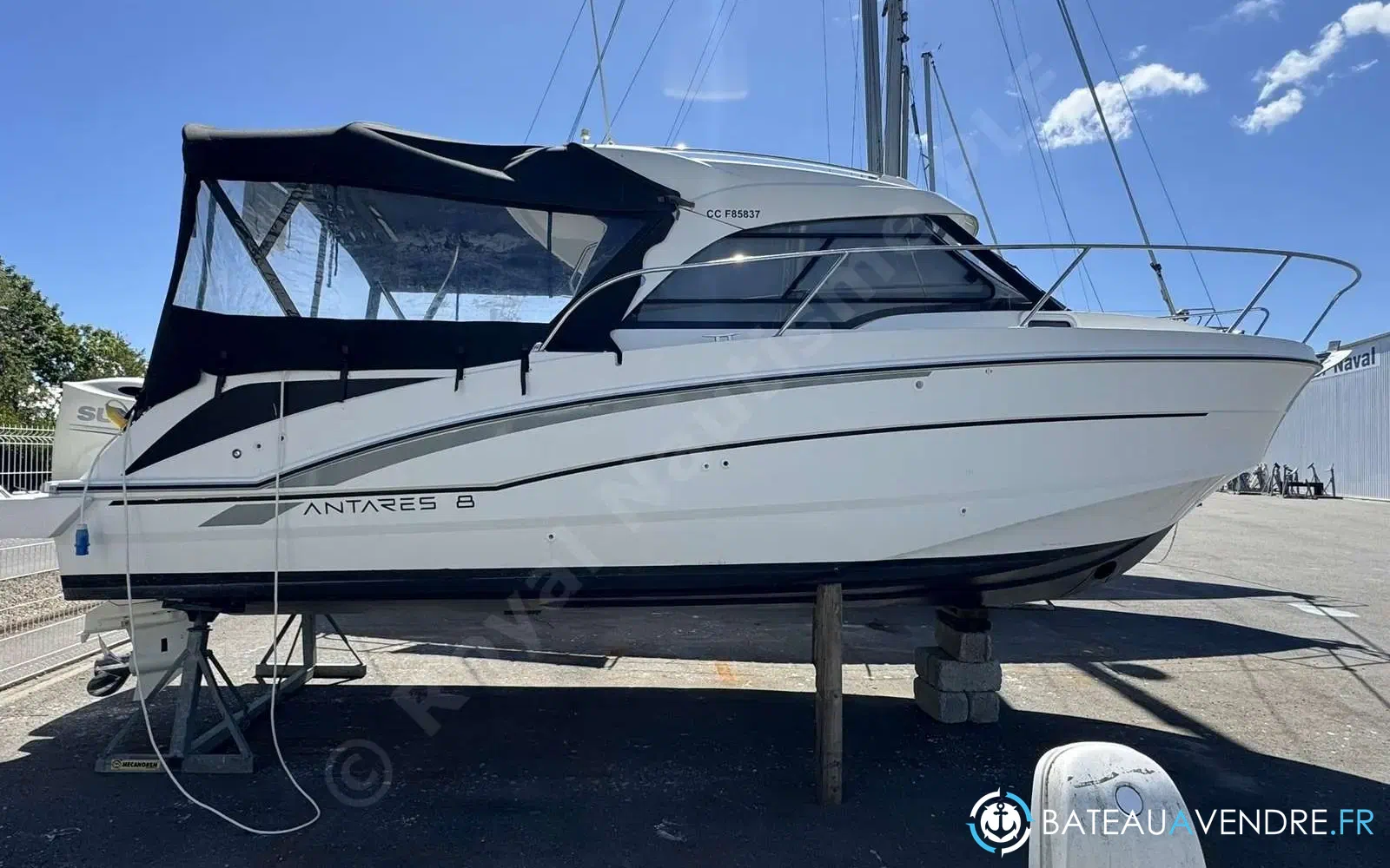 slider 4 Beneteau Antares 8 OB