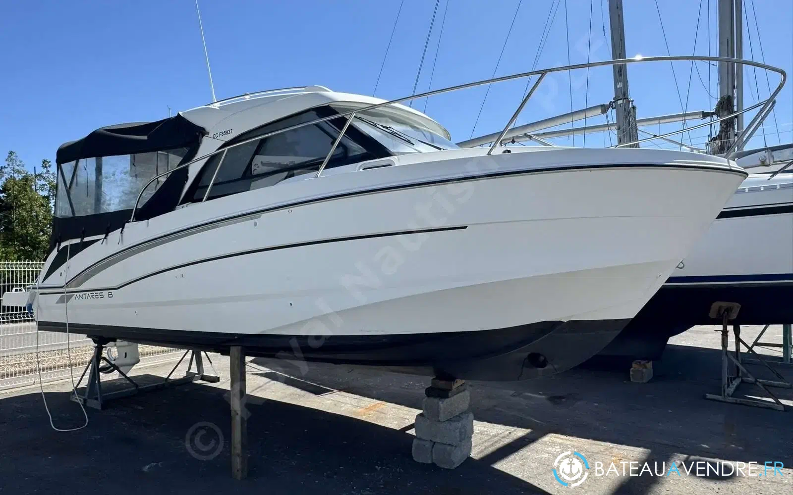 slider 5 Beneteau Antares 8 OB