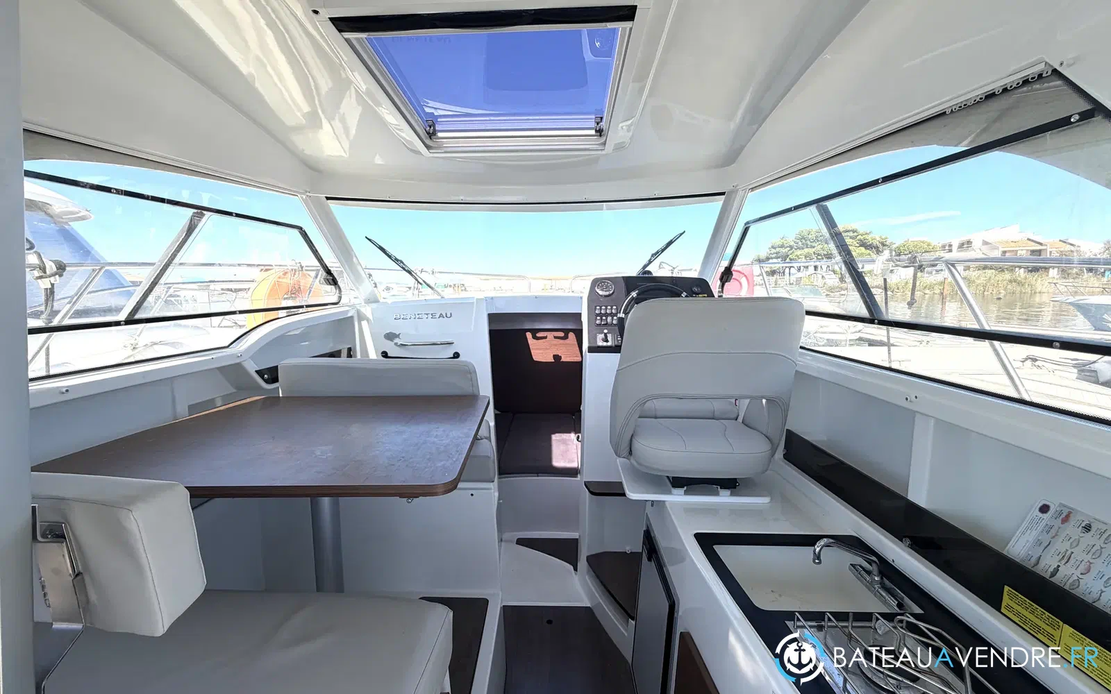 slider 8 Beneteau Antares 8 OB