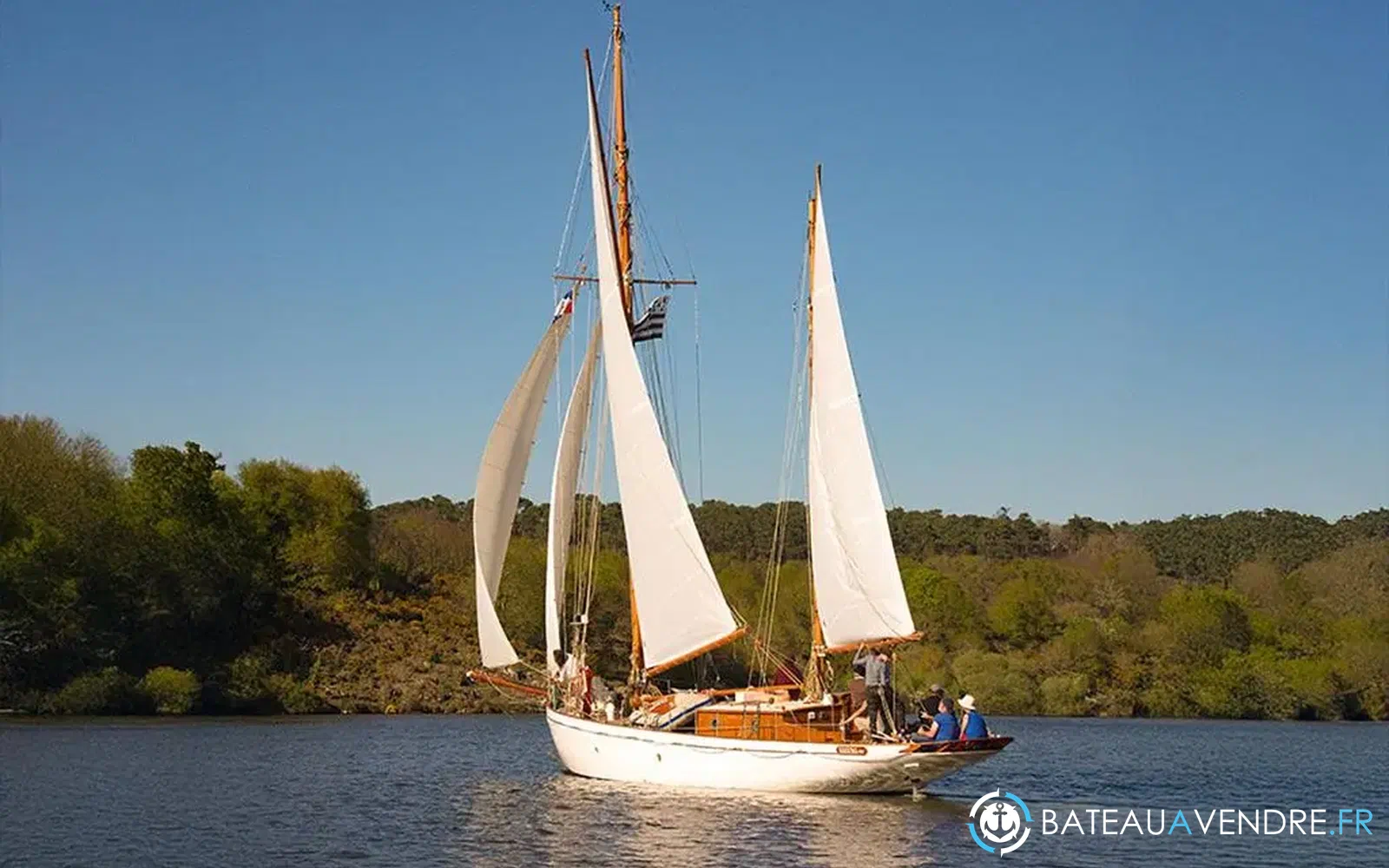 slider 0 Gill and Sons Yacht Classique