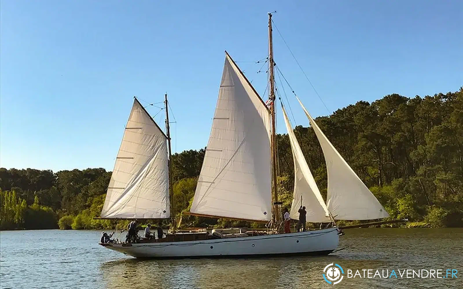 slider 1 Gill and Sons Yacht Classique