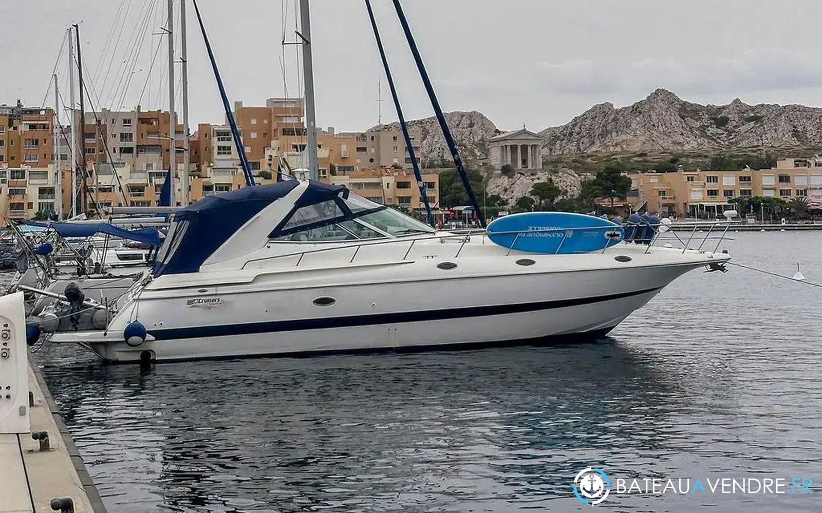 slider 1 Cruisers Yachts 4270 Esprit