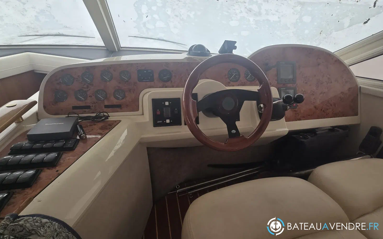 slider 33 Sealine 42.5
